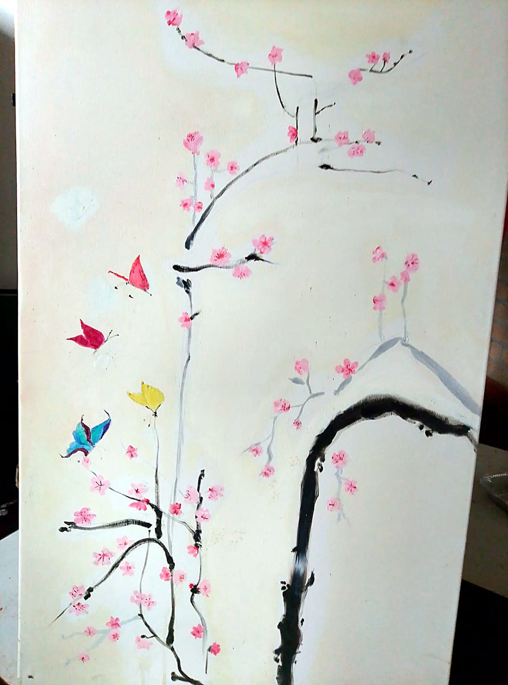 Albero giapponese con fiori sakura e quattro farfalle